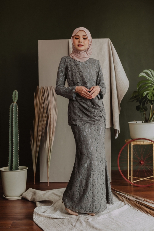 Elsie Drapes Lace - Audi